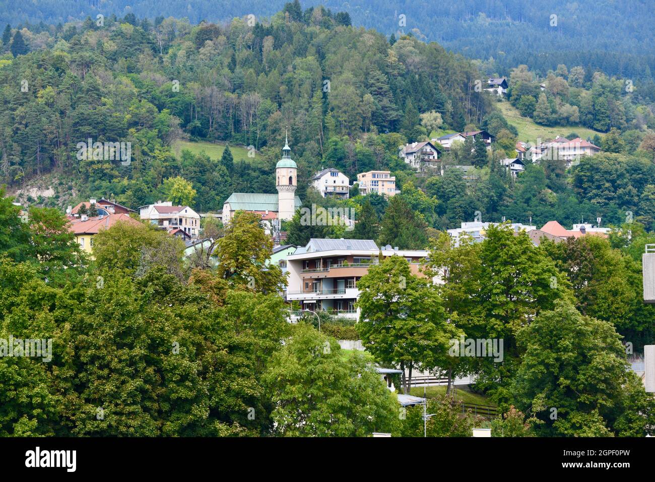 Blick vom Mariahilfpark auf Hötting, einen alten Stadtteil von Innsbruck, der Landeshauptstadt von Tirol mit Blick auf die Wälder der Nordkette Stock Photo