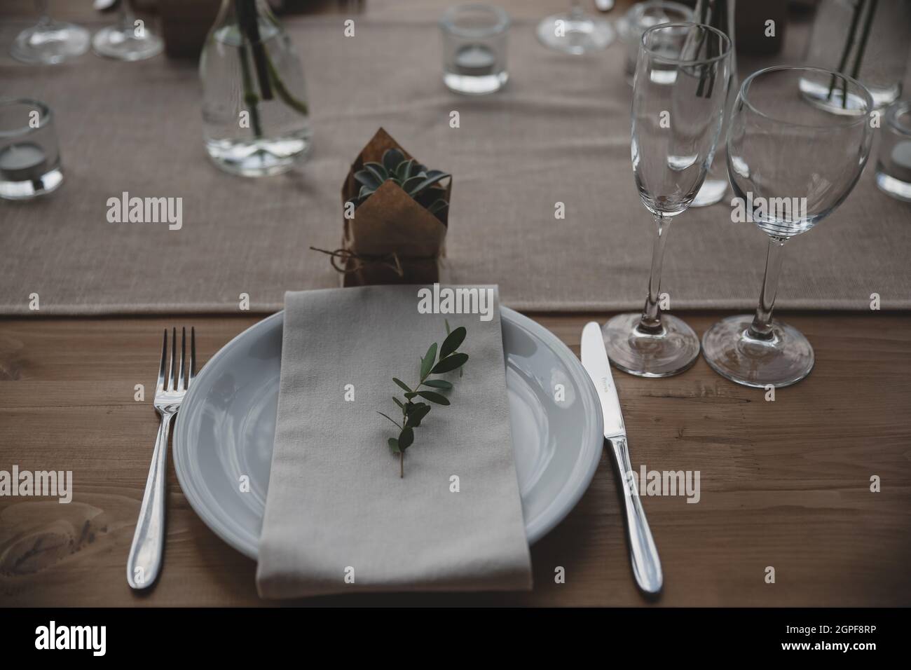 Wedding table setting. Eco wedding plates for the celebration.  Stock Photo
