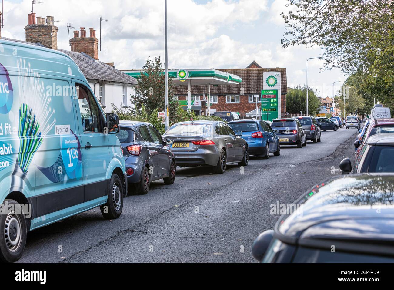 Vehicles queue hi-res stock photography and images - Alamy