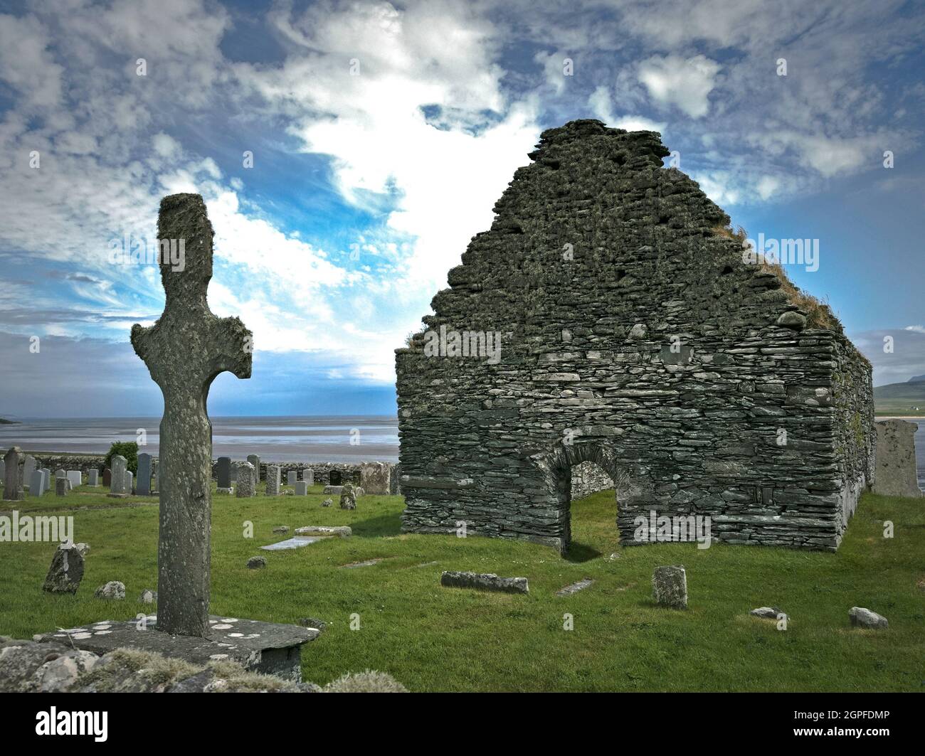 Kilnave Cross on Islay with ruined chapel Stock Photo