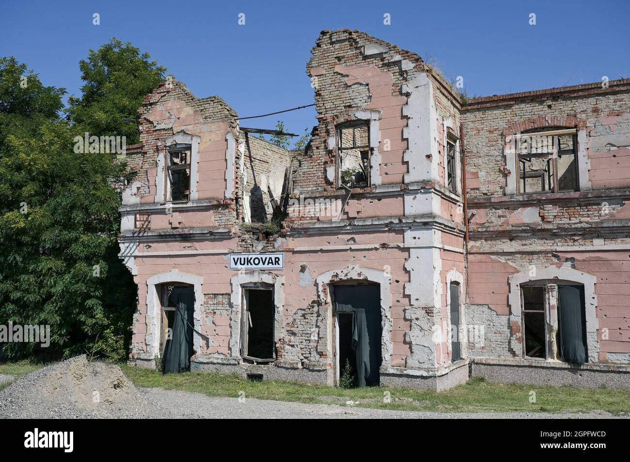 CROATIA, Vukovar, war aftermaths of the war between serbs and croatians 1991-95, destroyed railway station / KROATIEN, Vukovar, Kriegsschäden des Balkankrieges zwischen Serben und Kroaten 1991-95, zerschossener Bahnhof, nach ersten bewaffneten Auseinandersetzungen seit Mai 1991 in der ostkroatischen Stadt Vukovar fand die Schlacht um die Stadt an der Donau vom 14. September bis 20. November 1991 statt. Stock Photo