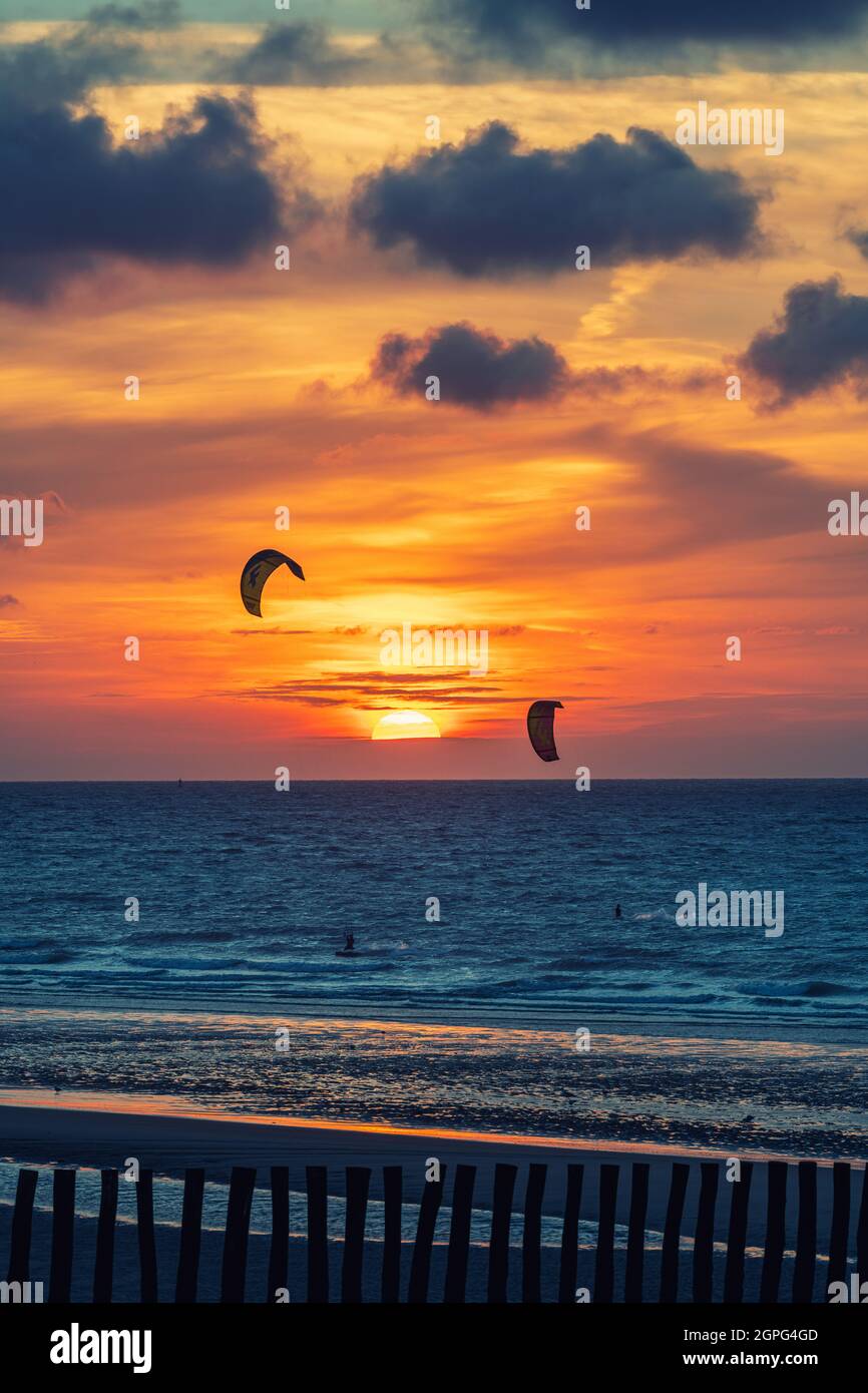 Kitesurfers au coucher de soleil, France, Pas de Calais, Sangattte Stock Photo
