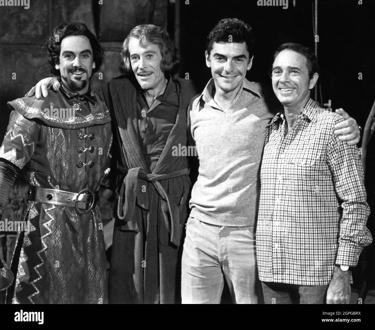 GEORGE MARSHALL RUGE as Lord Drummond (fictionalised Basil Rathbone as Sir Guy of Gisbourne) PETER O'TOOLE as Allan Swann (fictionalised Errol Flynn) in costume as Robin Hood Director RICHARD BENJAMIN and Variety Columnist  ARMAND ''ARMY'' ARCHERD on set candid during filming of MY FAVORITE YEAR 1982 director RICHARD BENJAMIN story Dennis Palumbo screenplay Norman Steinberg and Dennis Palumbo executive producer Mel Brooks costume design May Routh Brooksfilms / Metro Goldwyn Mayer Stock Photo