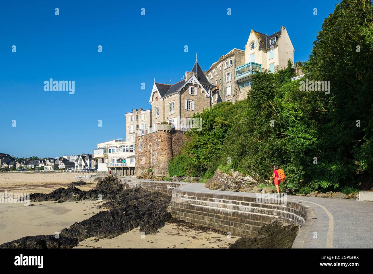 France, Cotes d'Armor, Saint-Cast-le-Guildo, Promenade du Soleil Levant, hike along the GR 34 hiking trail or customs trail Stock Photo