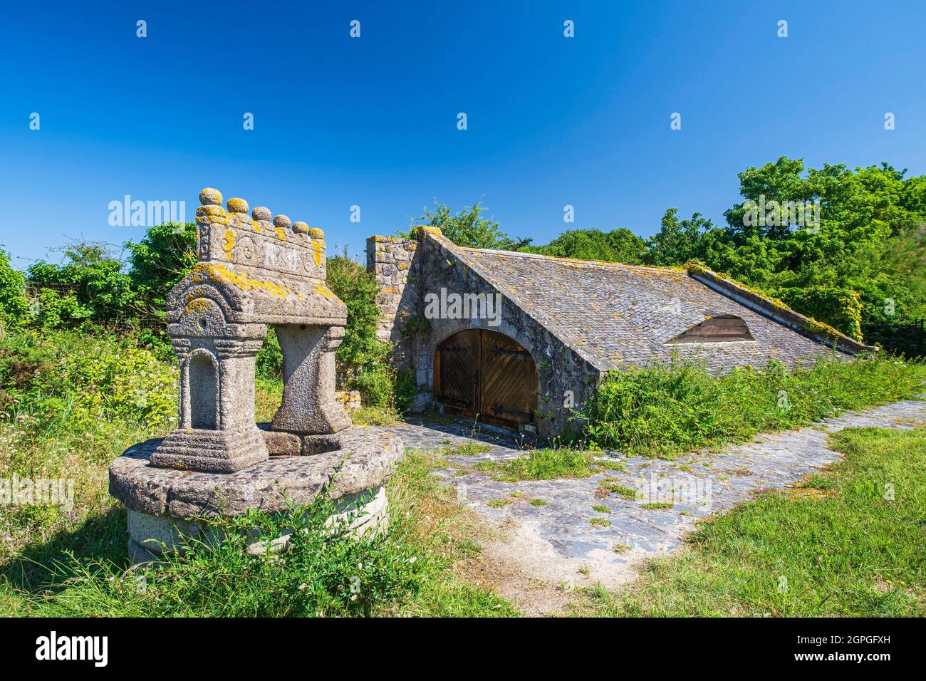 France, Cotes d'Armor, Saint-Jacut-de-la-Mer, Ruet well (1802) along the GR 34 hiking trail or customs trail Stock Photo