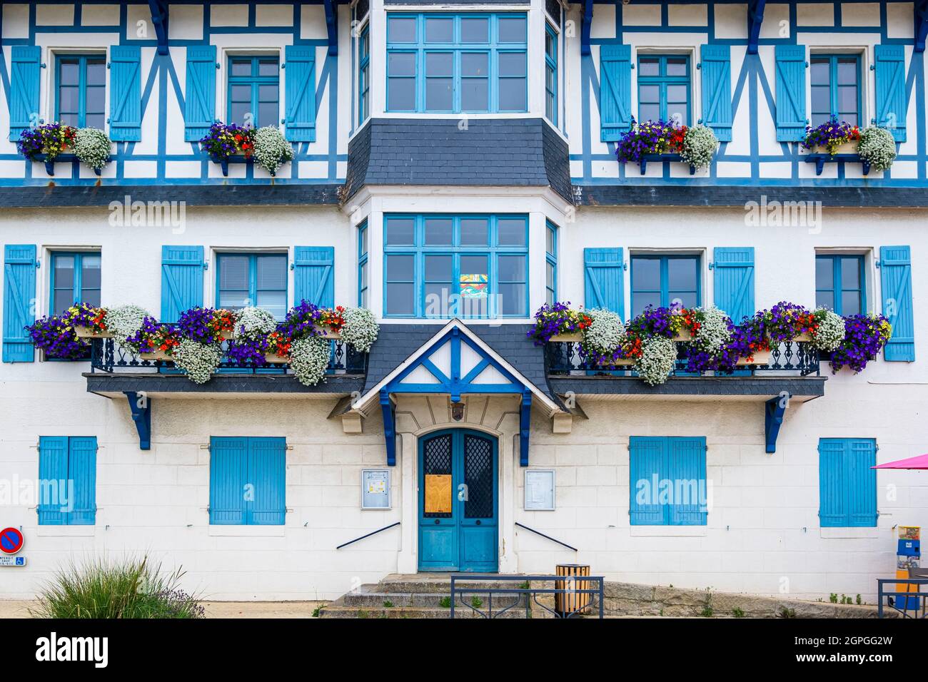 France, Cotes d'Armor, Saint-Quay-Portrieux along the GR 34 hiking trail or customs trail, former town hall, now free shop Ker Bobosse, place of donations between people without money or barter Stock Photo