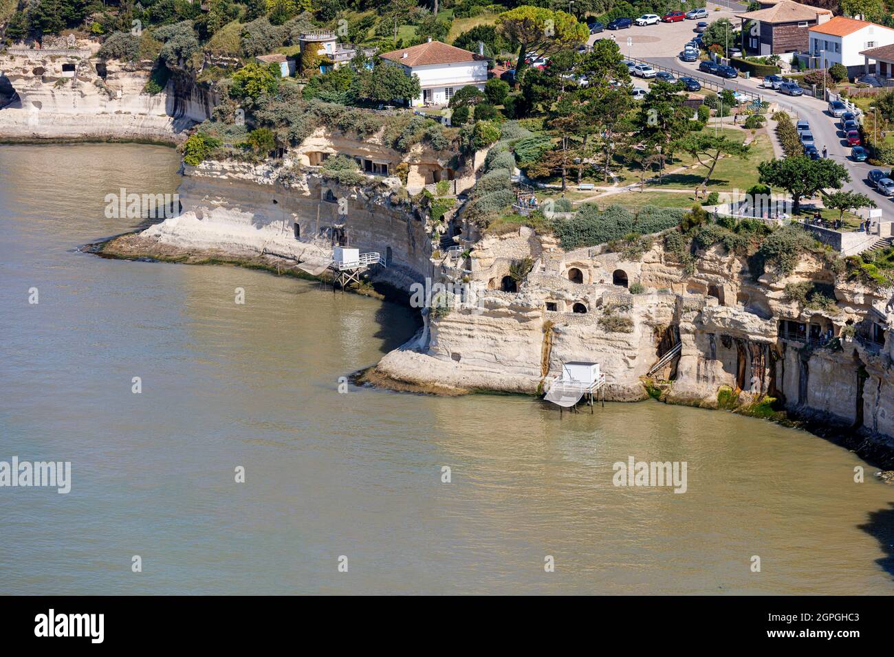 France, Charente Maritime, Meschers sur Gironde, troglodyte houses in the cliff (aerial view) Stock Photo