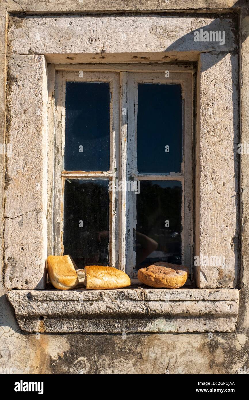 Croatia, Dalmatia, Elaphite Islands, Sipan Island, the port of Sudurad, bread drying on a windowsill Stock Photo