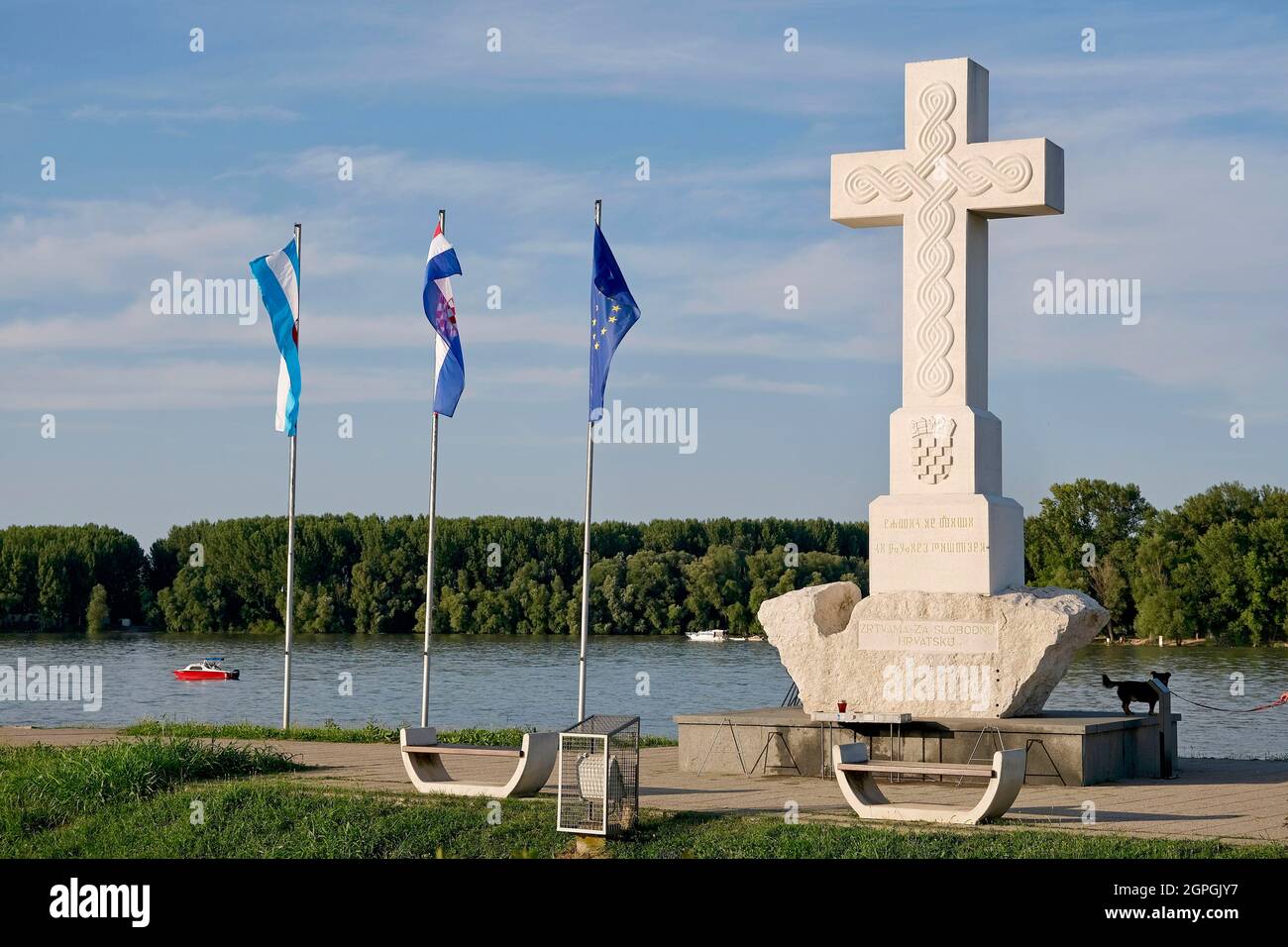 Croatia, Slavonia, Vukovar, memorial of the mouth of the Vuka and the Danube, cross in honor of all those who gave their lives for free and independent Croatia Stock Photo