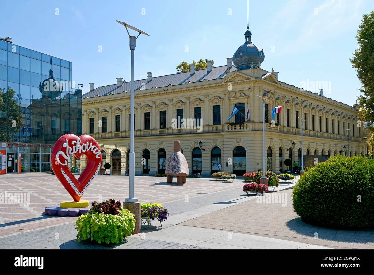 Croatia, Slavonia, Vukovar, the heart of Vukovar (Srce), the statue of Vucedolska golubica and the Grand hotel (Radnicki dom) Stock Photo