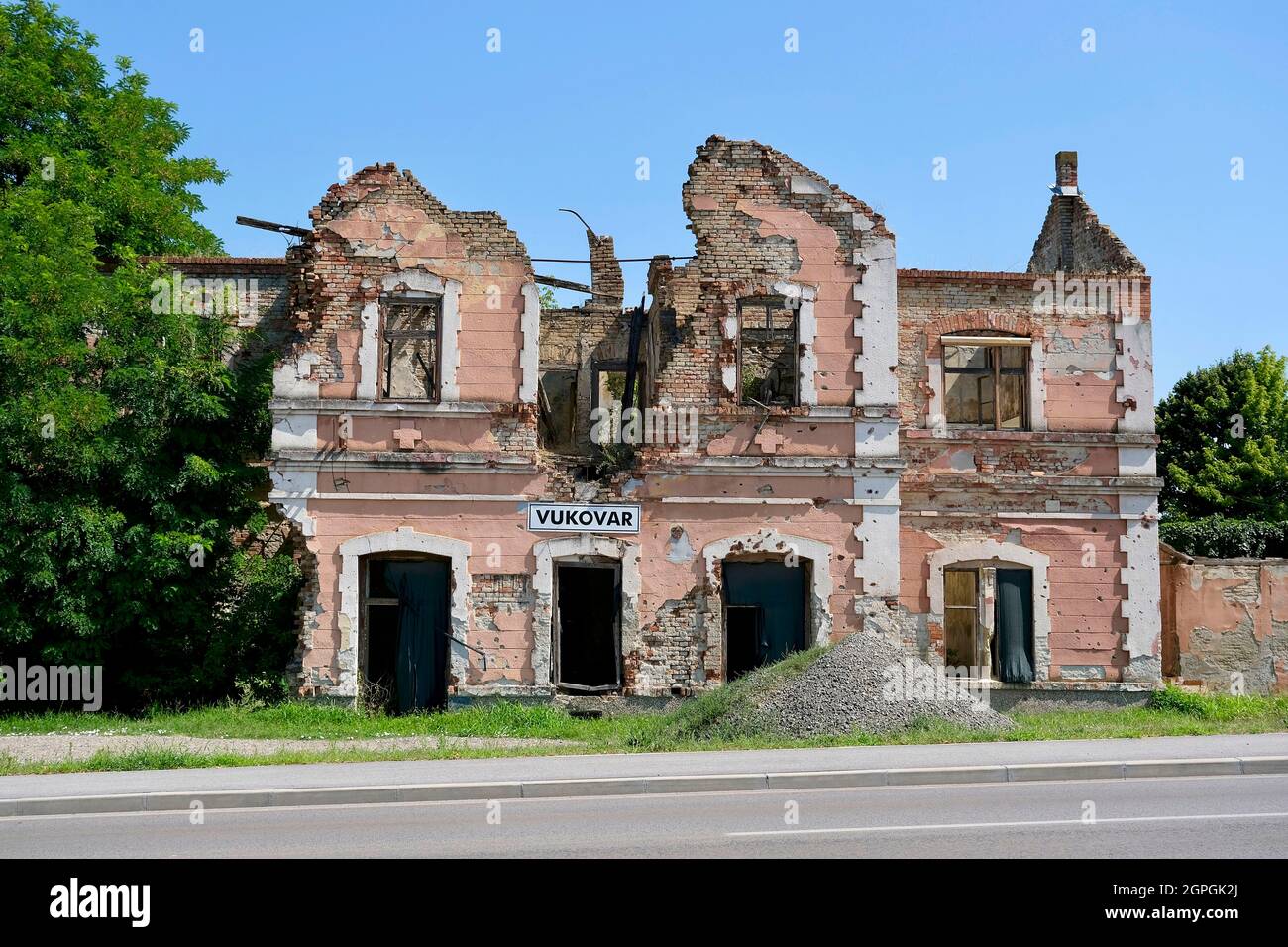 Croatia, Slavonia, Vukovar, facade of the ruined station after the siege of Vukovar between August and November 1991 Stock Photo