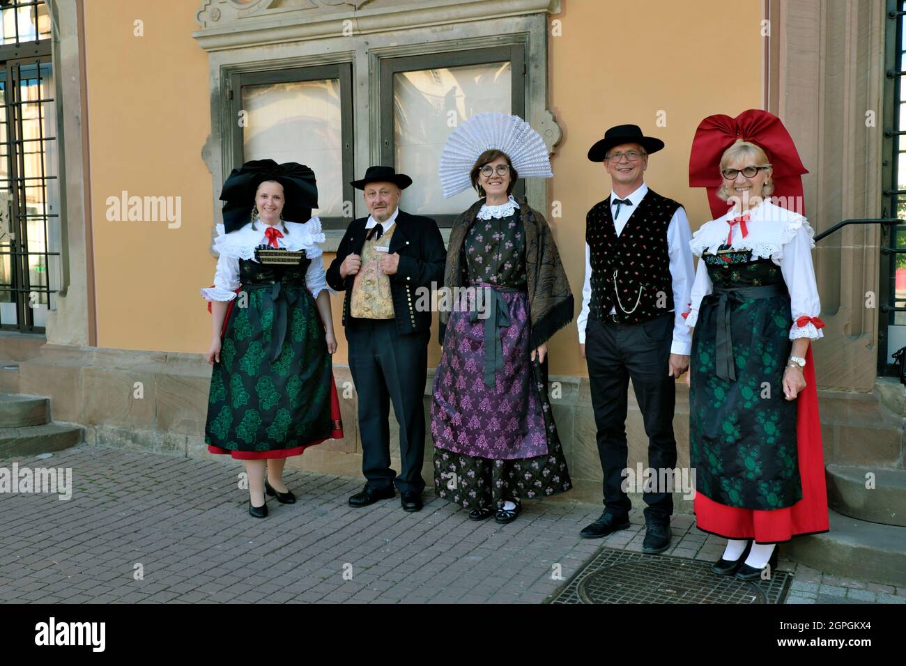 France, Bas Rhin, Obernai, Place du Marche, in front the town hall,  Alsatians in regional costumes, from Meistratzheim, Geispolsheim and  Strasbourg Stock Photo - Alamy