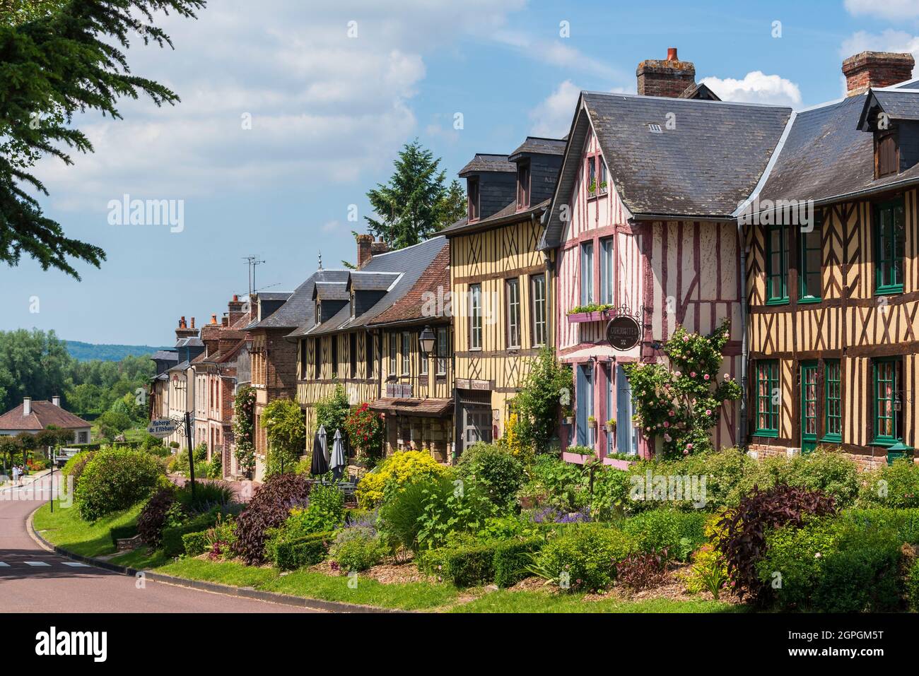 France, Eure, Le Bec Hellouin, labelled Les Plus Beaux Villages de France (The Most Beautiful Villages of France), normand timbered house Stock Photo