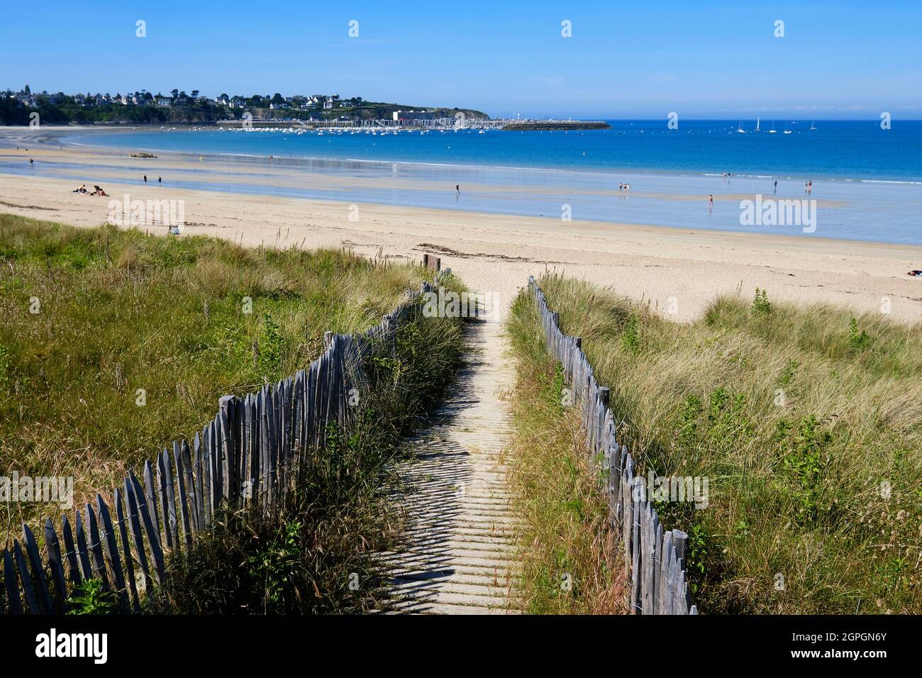 France, Cotes d'Armor, Cote d'Emeraude (Emerald Coast), Saint Cast le Guildo, grand plage of Saint Cast le Guildo Stock Photo