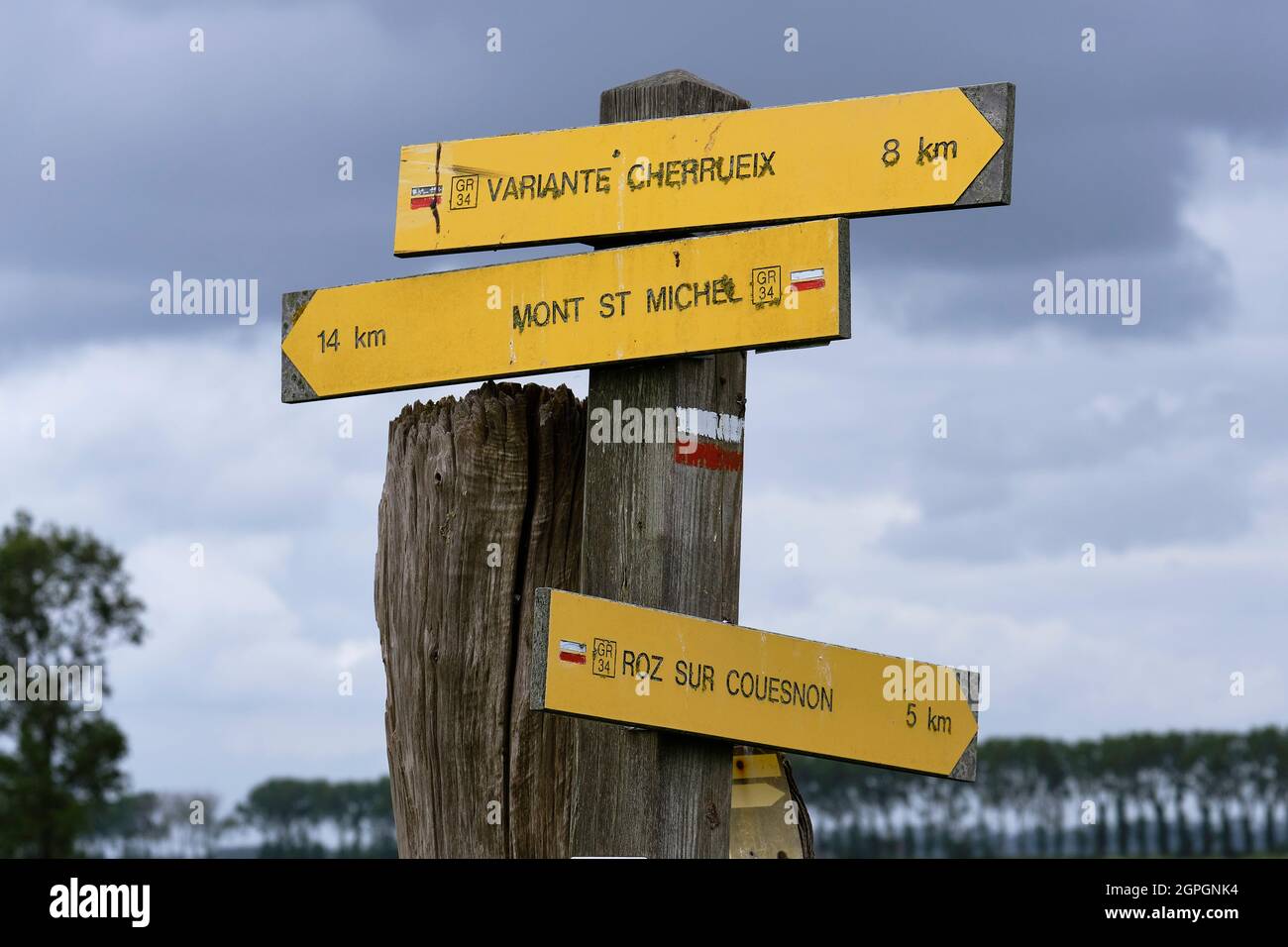 France, Ille et Vilaine, Mont Saint Michel Bay listed as World Heritage by UNESCO, Roz sur Couesnon, signpost of the GR 34 hiking trail Stock Photo