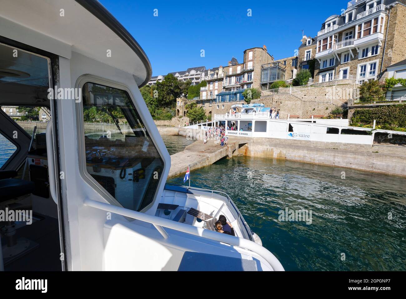 France, Ille et Vilaine, Cote d'Emeraude (Emerald Coast), Dinard, boarding of the boat that links Dinard and Saint-Malo Stock Photo