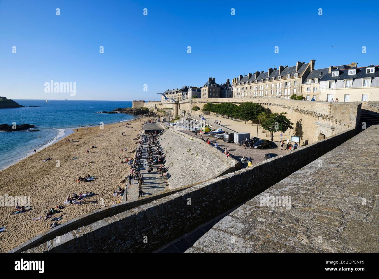 France, Ille et Vilaine, Cote d'Emeraude (Emerald Coast), Saint Malo, the walled city and the rampart, beach of Bon Secours Stock Photo