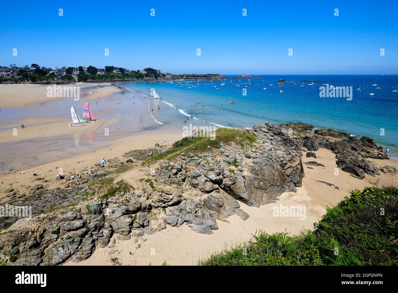 France, Ille et Vilaine, Cote d'Emeraude (Emerald Coast), Saint Lunaire, the beach of Saint Lunaire with Pointe du décollé in the background Stock Photo