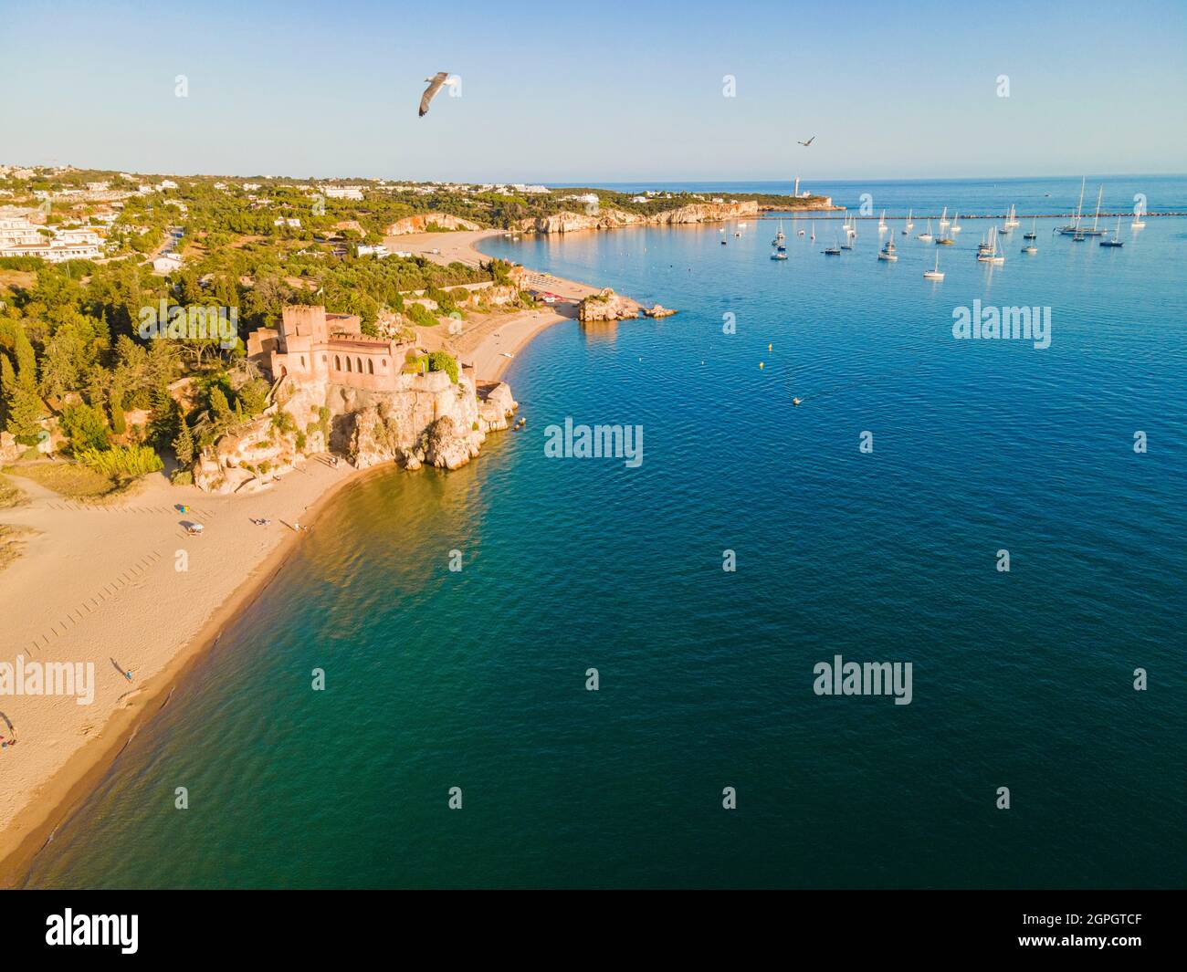 Portugal, Algarve, Ferragudo, Praia da Angrinha and Castelo de Sāo Joāo