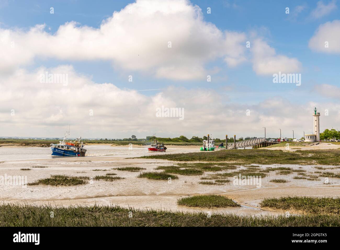 France, Somme, Baie de Somme, Le Hourdel, the arrival of the rising tide allows trawlers to return to port and unload their fishing for gray shrimps (called grasshoppers) or to go fishing, they are accompanied by walkers when they enter the narrow channel Stock Photo