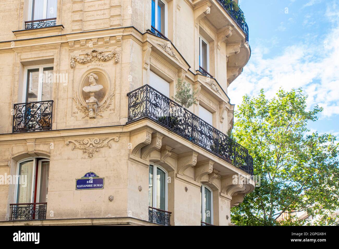 France, Paris, Alexandre Dumas street, bust of the writer Alexandre Dumas in the façade Stock Photo