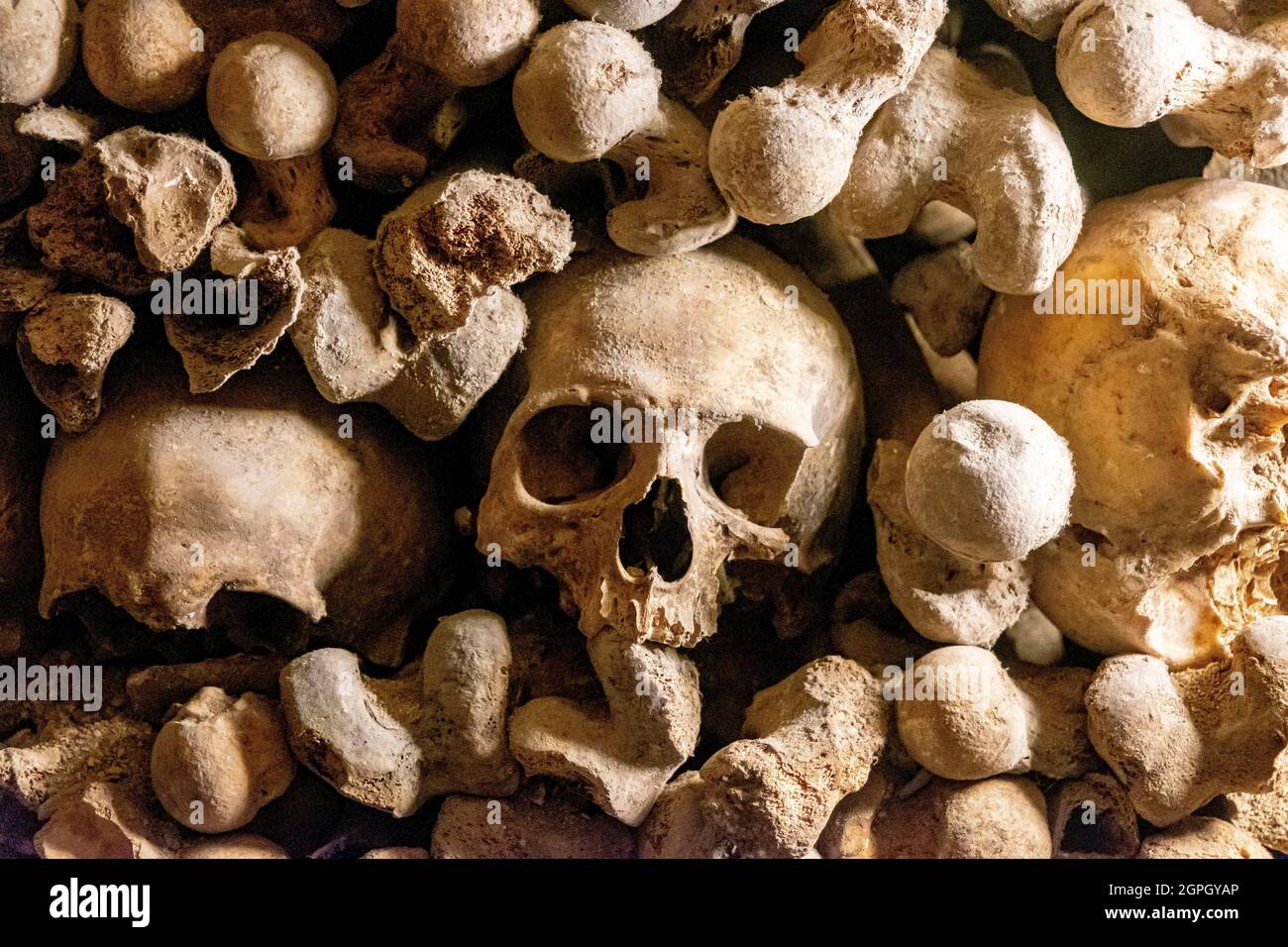 France, Paris, the Paris Catacombs, bones from cemeteries or Parisian hospitals and stacked in old quarries Stock Photo