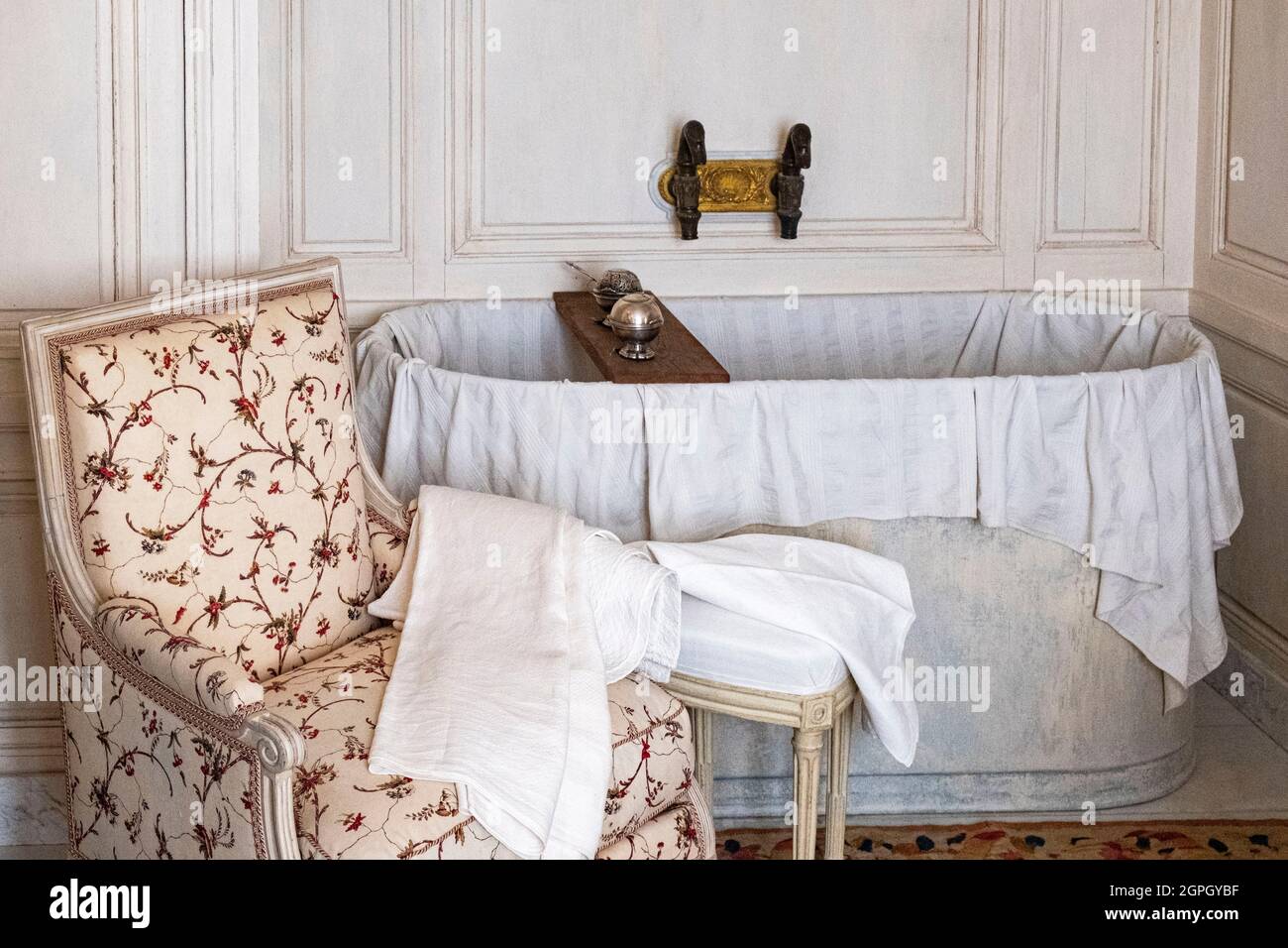 France, Paris, the Hotel de la Marine created in the 18th century by Ange-Jacques Gabriel, formerly custodian of the King's furniture until 1798, then headquarters of the Ministry of the Navy, room 6, bathroom Stock Photo