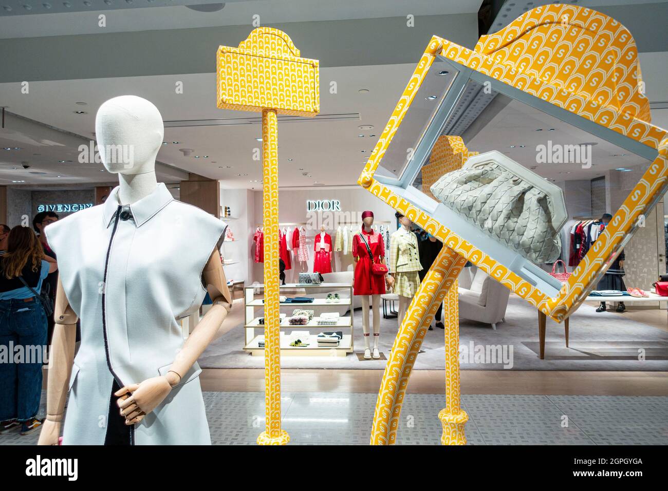 Paris, France, People Shopping Shoes, Louis Vuitton Shop, La Samaritaine  French Department Store, inside, interior design store display Stock Photo  - Alamy