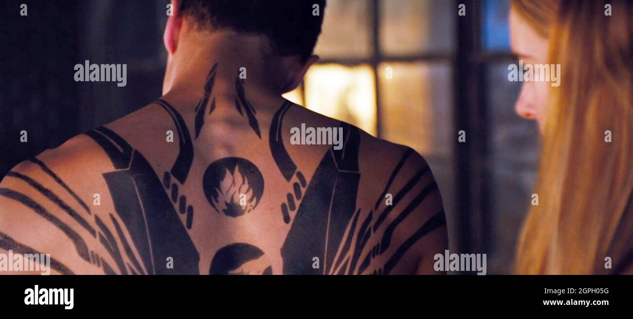 USA. Shailene Woodley and Theo James in the ©Summit Entertainment promo for  the new production: Divergent (2014). Plot: Set in a futuristic dystopia, a  teenager seeks to break free from her homogeneous, image size:1300x656