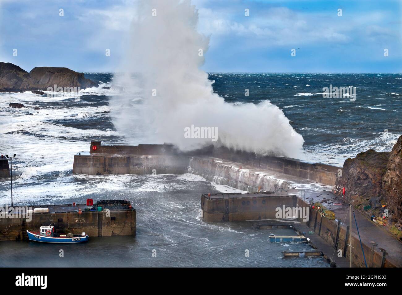 PORTKNOCKIE MORAY COAST SCOTLAND A WINTER STORM WITH WIND DRIVEN WAVES OVER THE HARBOUR WALLS Stock Photo