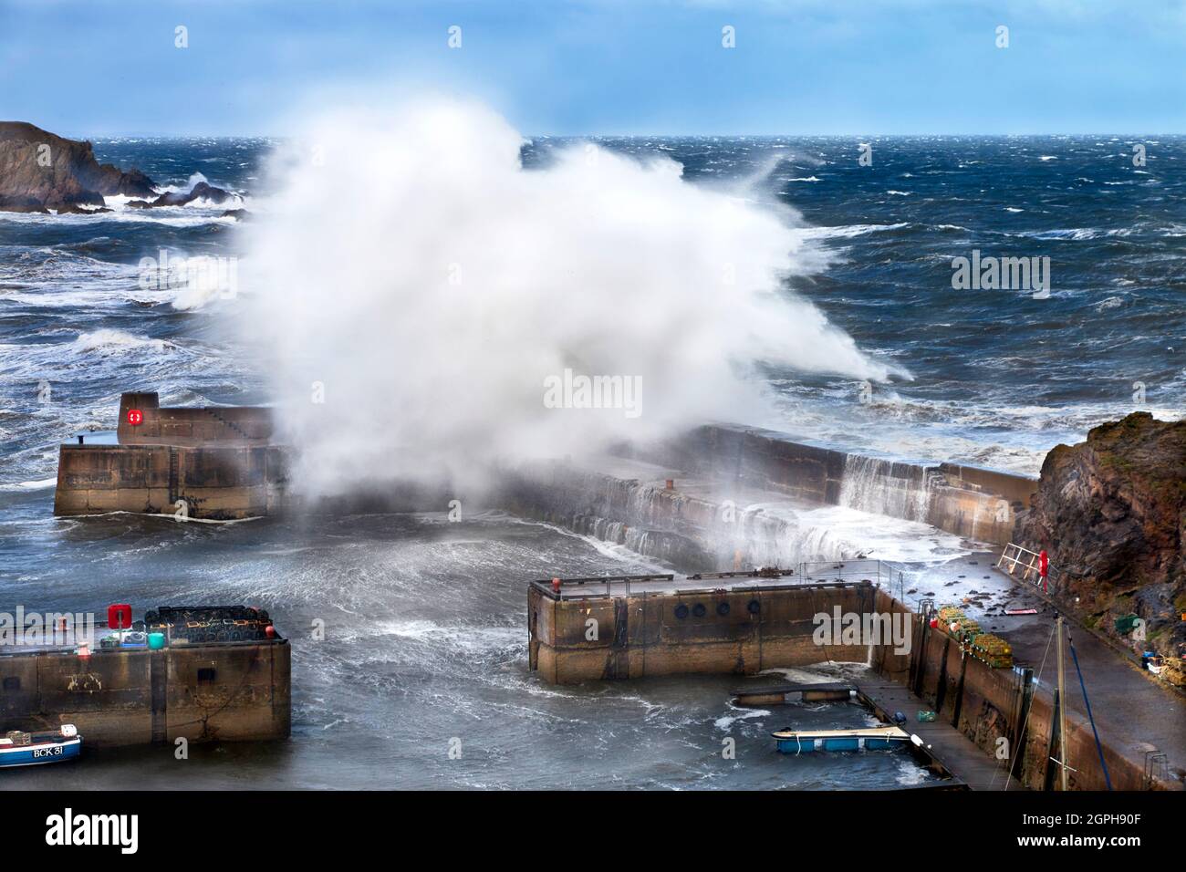 PORTKNOCKIE MORAY COAST SCOTLAND WINTER STORM WIND DRIVEN WAVES OVER THE HARBOUR WALLS Stock Photo