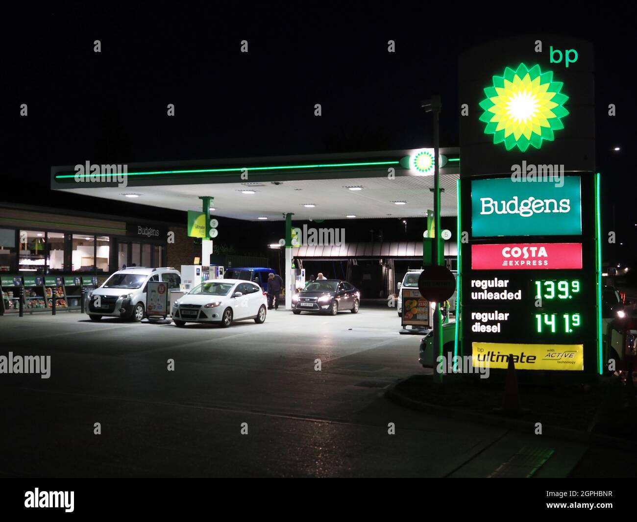 Petrol station queues uk hires stock photography and images Alamy