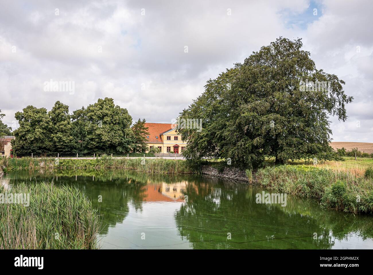 Manor house with moat hi-res stock photography and images - Alamy
