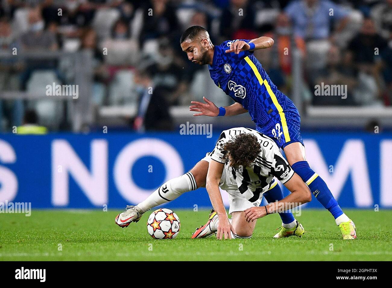 Turin, Italy. 29 September 2021. Manuel Locatelli (L) of Juventus FC competes for the ball with Hakim Ziyech of Chelsea FC  during the UEFA Champions League football match between Juventus FC and Chelsea FC. Credit: Nicolò Campo/Alamy Live News Stock Photo