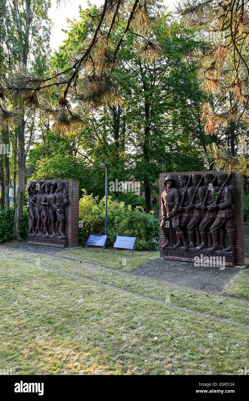 GERMANY, Hamburg, colonial German East-Africa monument, Askari monument at former Nazi Lettow-Vorbeck army barracks in Jenfeld , Askari is a term for the native african soldiers serving in the colonial troops, monument established 1938 by sculptor Walter von Ruckteschell, left native Askari with native porters, right German colonial officer with native Askaris Stock Photo