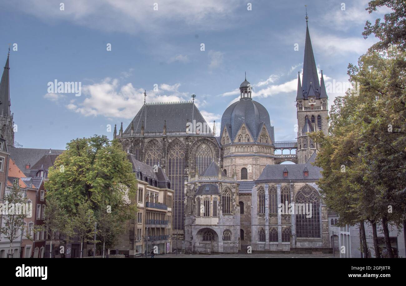 aachen - Der Aachener Dom, auch Hoher Dom zu Aachen,  oder Aachener Marienkirche, ist die Bischofskirche des Bistums Aachen Stock Photo