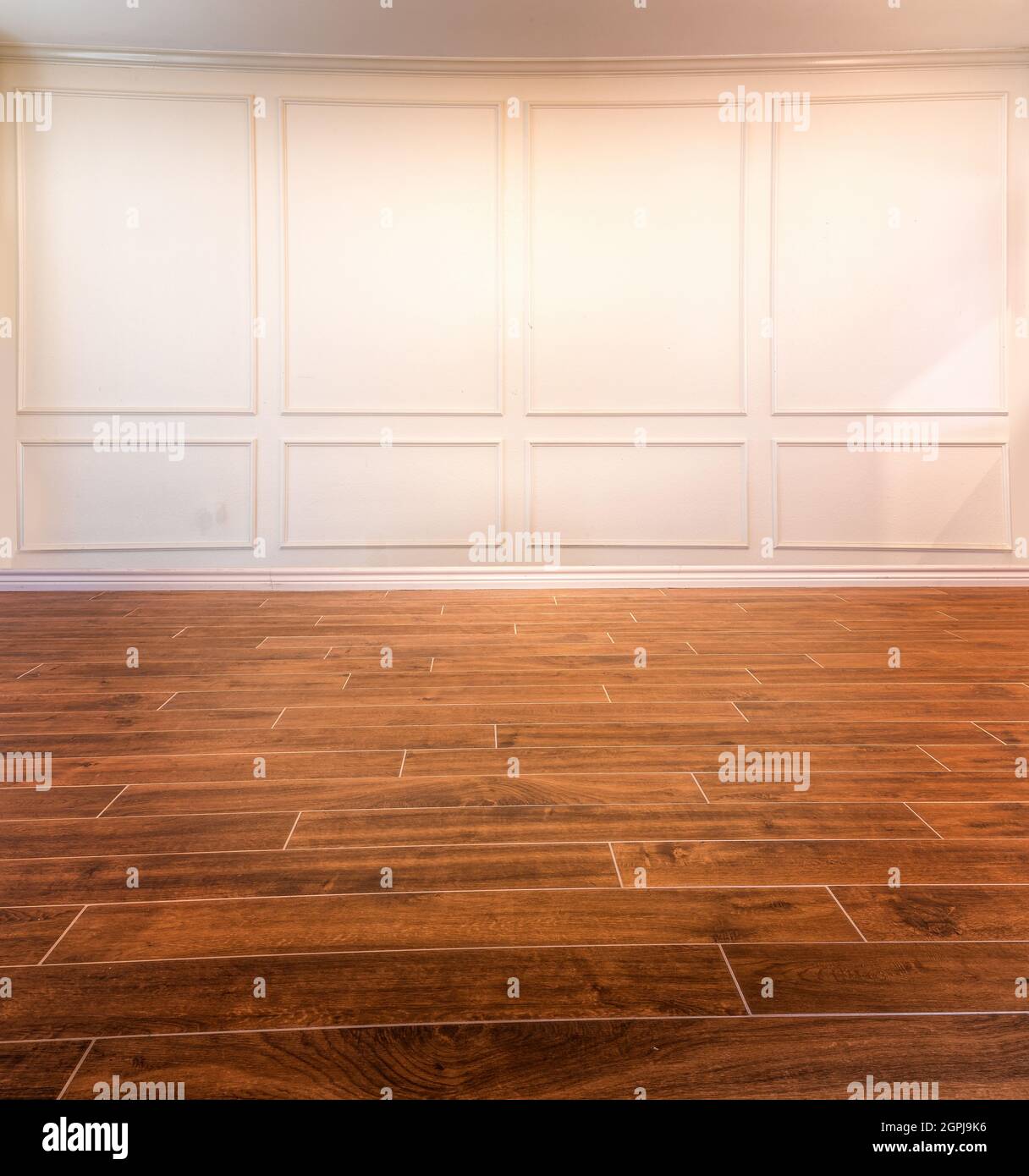 Empty living room with hardwood floors Stock Photo - Alamy