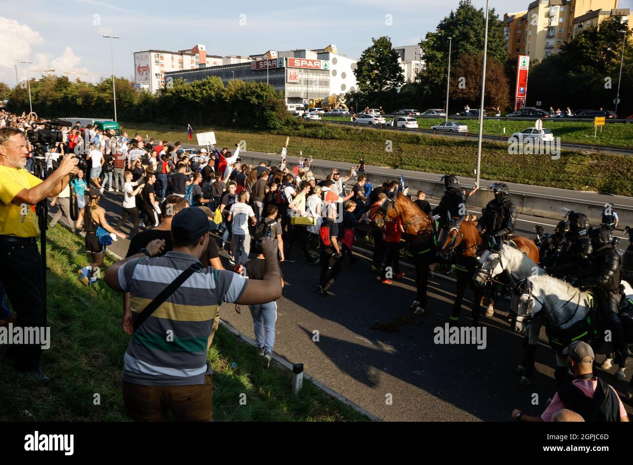 Ljubljana, Slovenia. 29th Sep, 2021. Protesters run onto the road as try to block the highway during the demonstration.Thousands of people protested against the government, covid measures, wearing of face masks, vaccines and RVT green pass (Recovered-Vaccinated-Tested) condition in Ljubljana, Slovenia. Credit: SOPA Images Limited/Alamy Live News Stock Photo