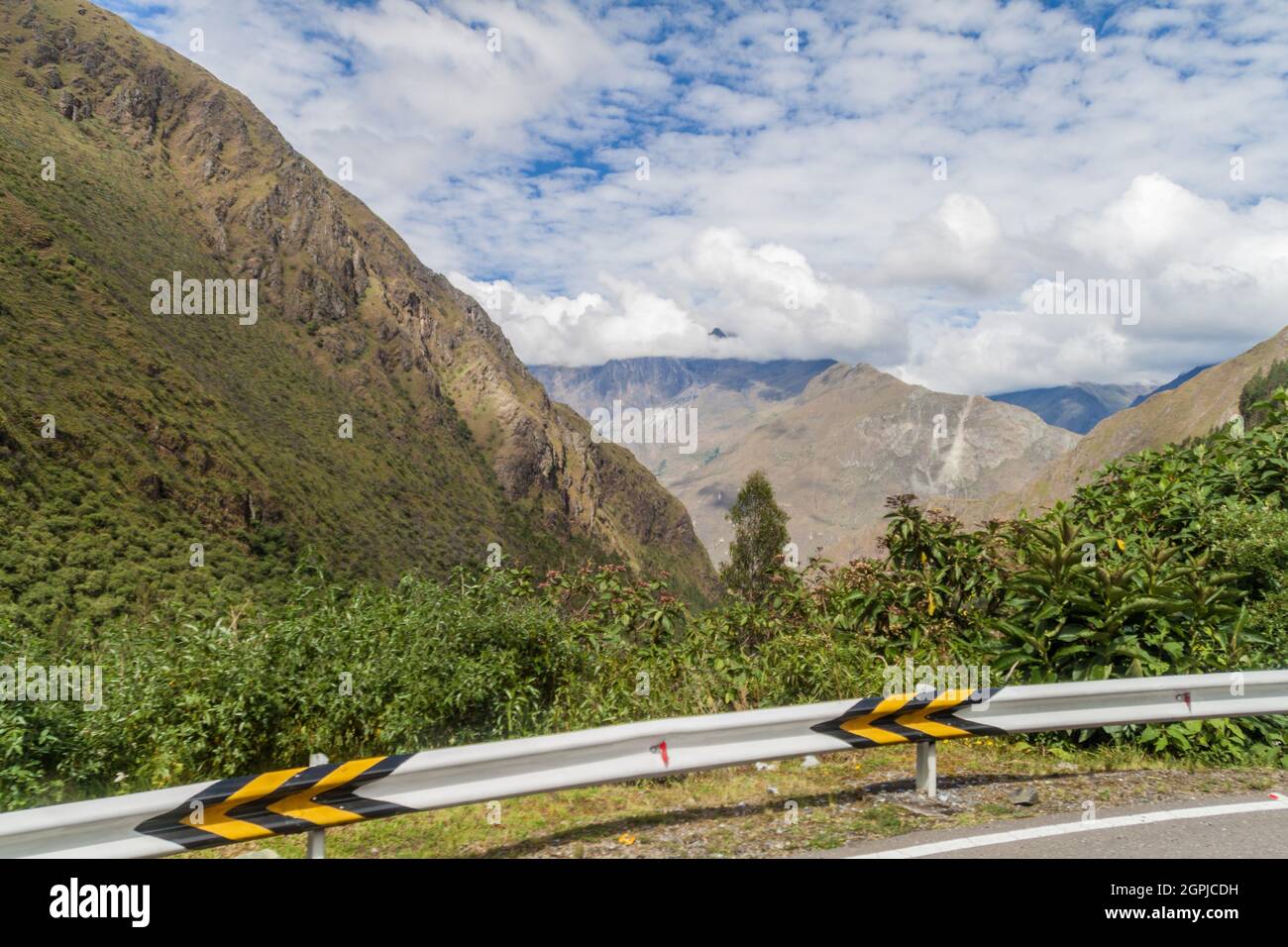 Crash barrier at the winding road from Olllantaytambo to Quillabamba in Abra Malaga pass section, Peru Stock Photo