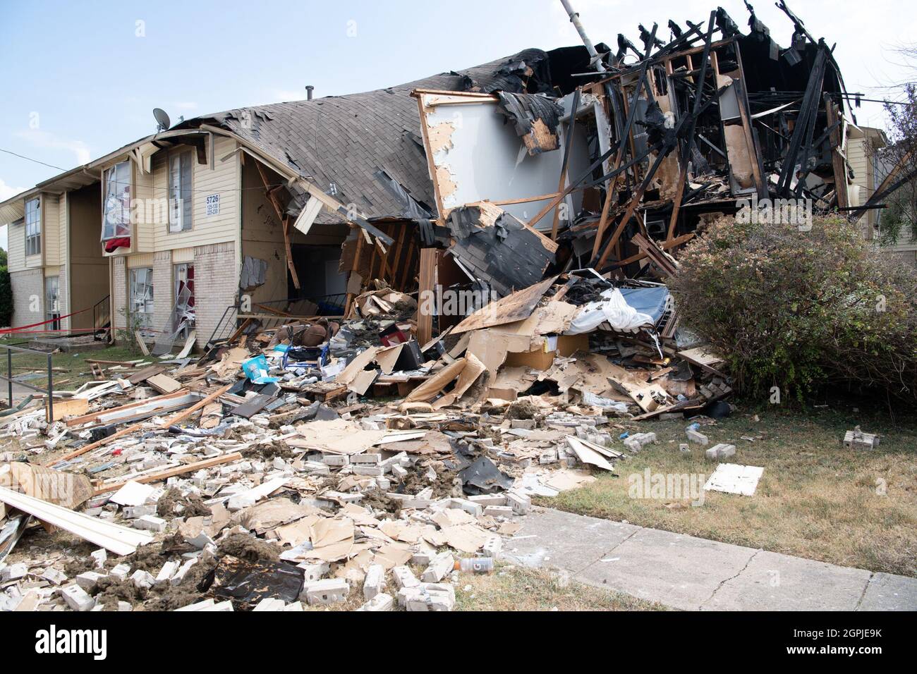 Dallas, Texas, USA. 29th Sep, 2021. An apartment complex in southern Dallas TX partially collapsed after an explosion ''“ apparently caused by a natural gas leak ''“ occurred while Dallas Fire/Rescue were investigating reports of a natural gas leak. Four firefighters and four civilians were injured in the blast. Three of the firefighters are listed in critical condition in Dallas' Parkland Hospital. All residents have been accounted for, and the American Red Cross is providing relocation services.One resident spoke to a media scrum and said he smelled gas during the previous evening, star Stock Photo