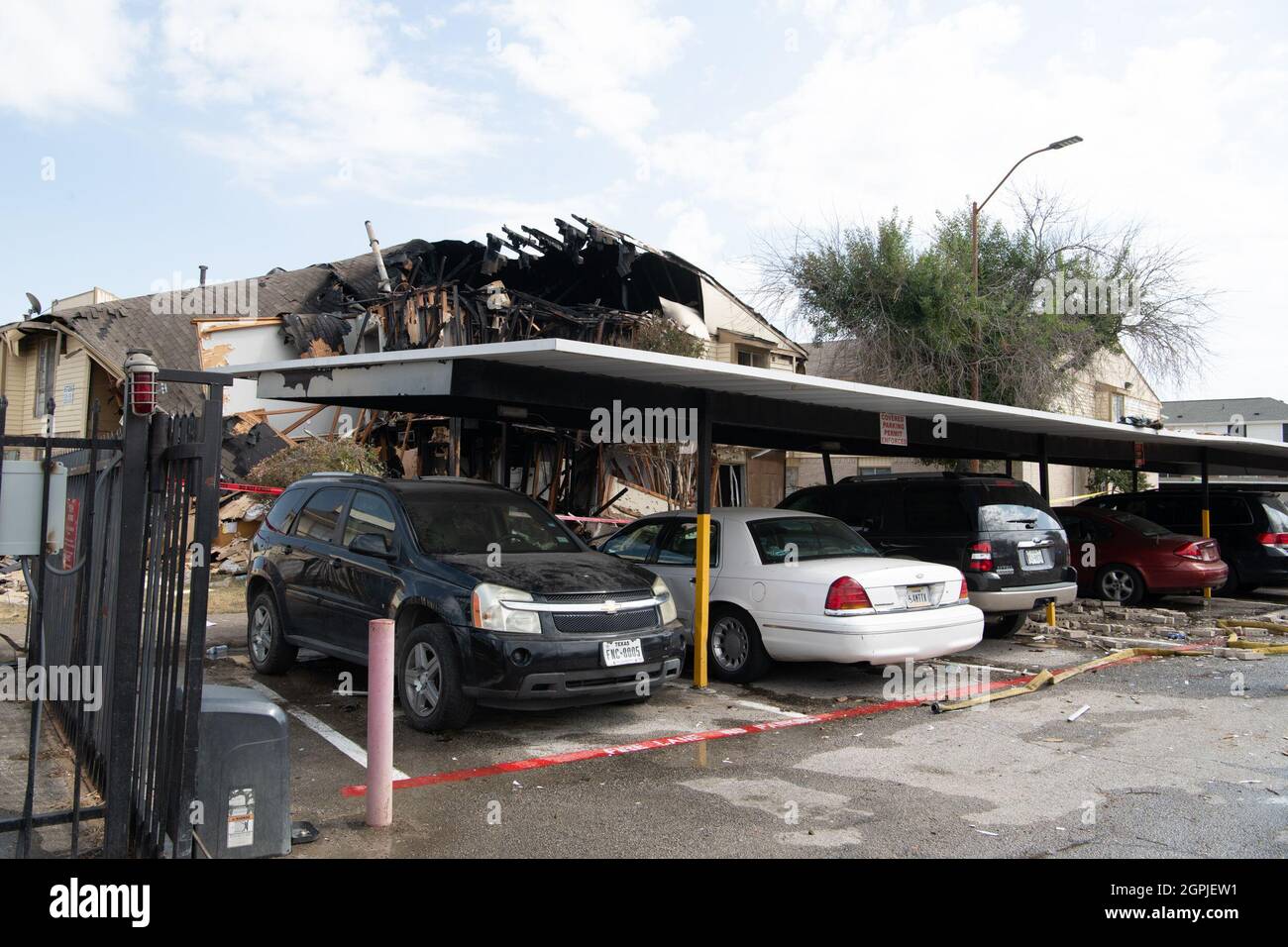 Dallas, Texas, USA. 29th Sep, 2021. An apartment complex in southern Dallas TX partially collapsed after an explosion ''“ apparently caused by a natural gas leak ''“ occurred while Dallas Fire/Rescue were investigating reports of a natural gas leak. Four firefighters and four civilians were injured in the blast. Three of the firefighters are listed in critical condition in Dallas' Parkland Hospital. All residents have been accounted for, and the American Red Cross is providing relocation services.One resident spoke to a media scrum and said he smelled gas during the previous evening, star Stock Photo