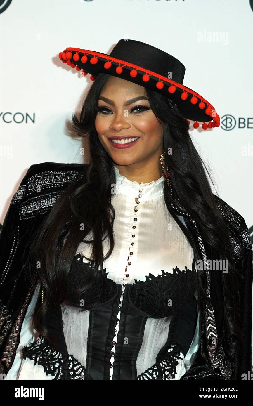 New York NY 20190406 Celebrities pose for pictures as they arrive