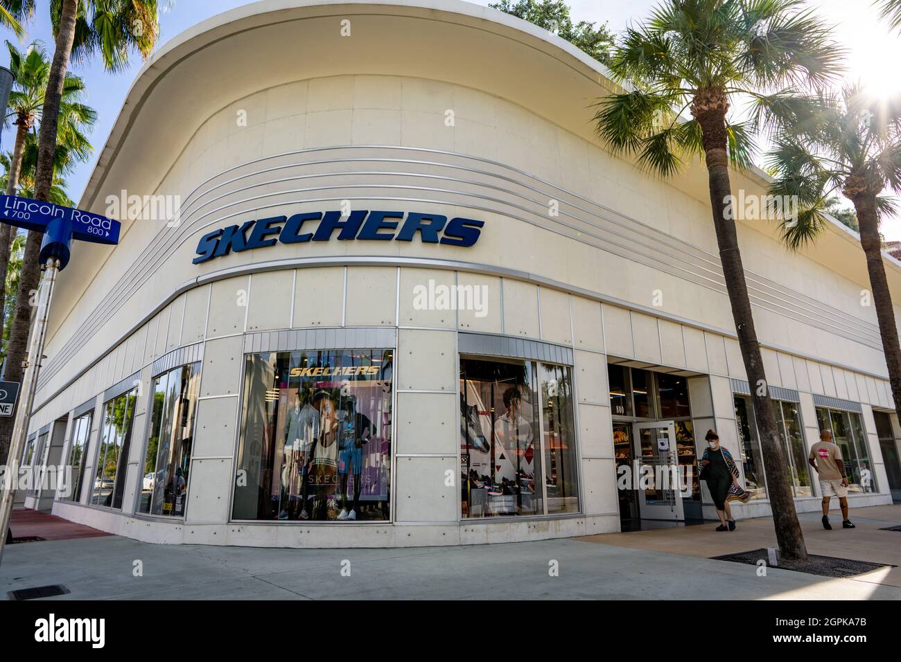 Miami Beach, FL, USA - 2021: Skechers retail Lincoln Road Photo - Alamy