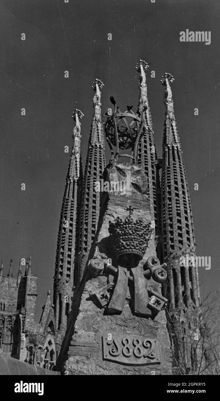 Sagrada familia enclosure commemorative pillar of the first stone