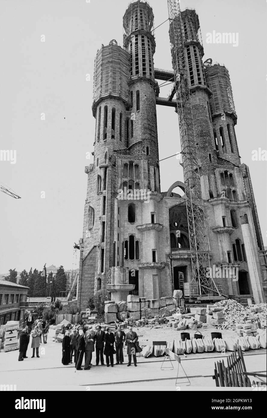 Sagrada Familia (Passion Facade under construction): inside visitors ...