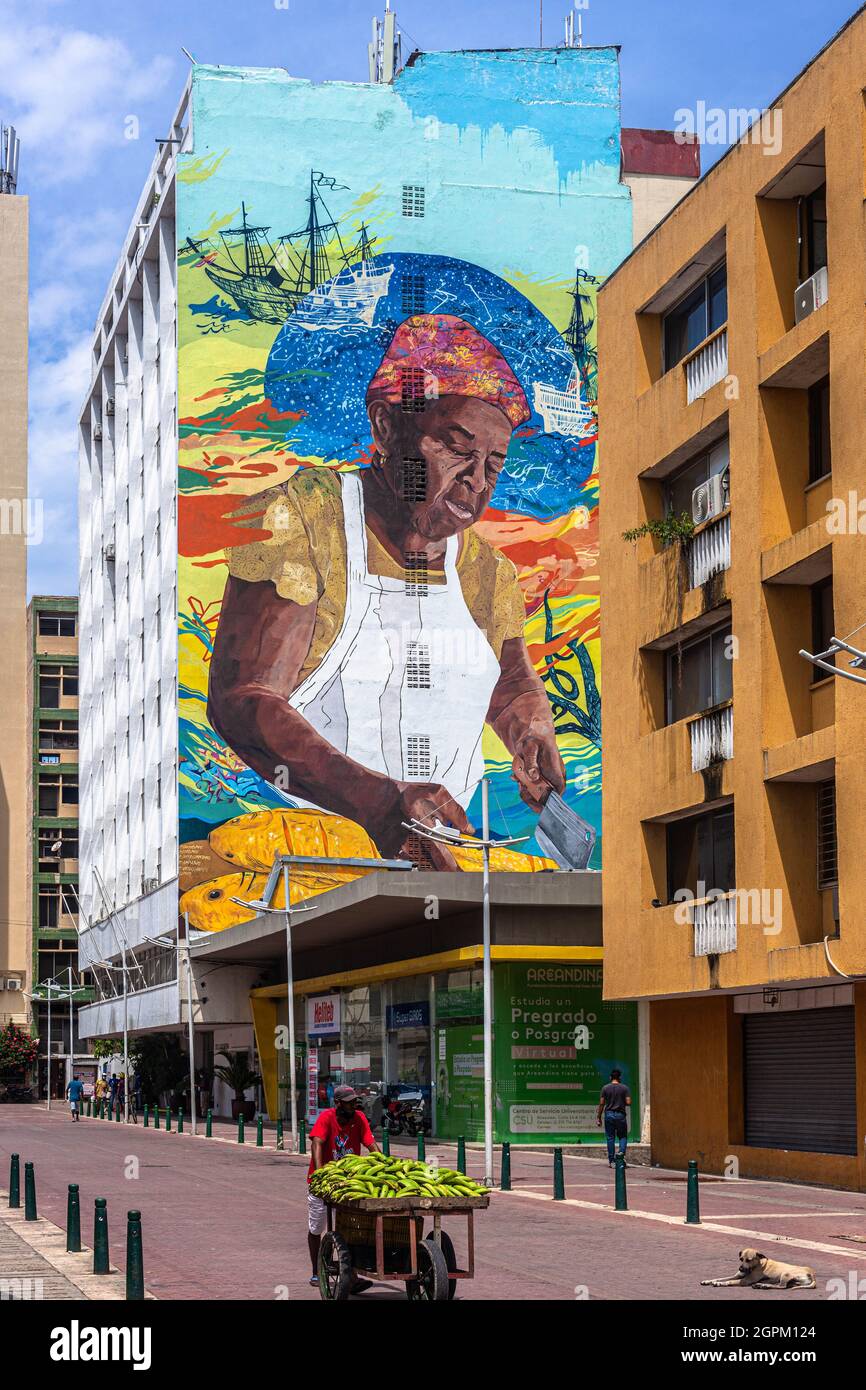 Large Mural of a female fishmonger on the lateral facade of an office building, La Matuna, Cartagena de Indias, Colombia. Stock Photo