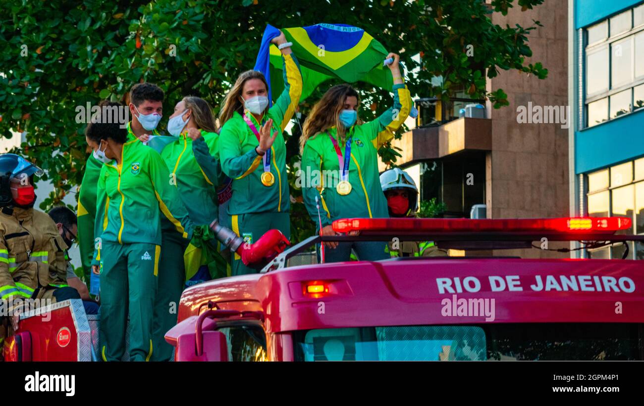 Niterói, Rio de Janeiro, Brazil - August 6, 2021: Olympic Champions in Sailing 49erFX Martine Grael and Kahena Kunze parading in open car through thei Stock Photo