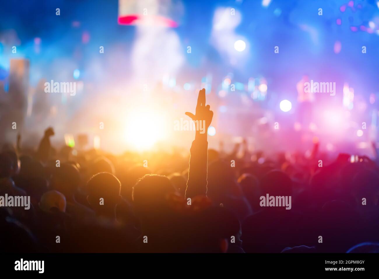 Crowd hands heads hi-res stock photography and images - Alamy