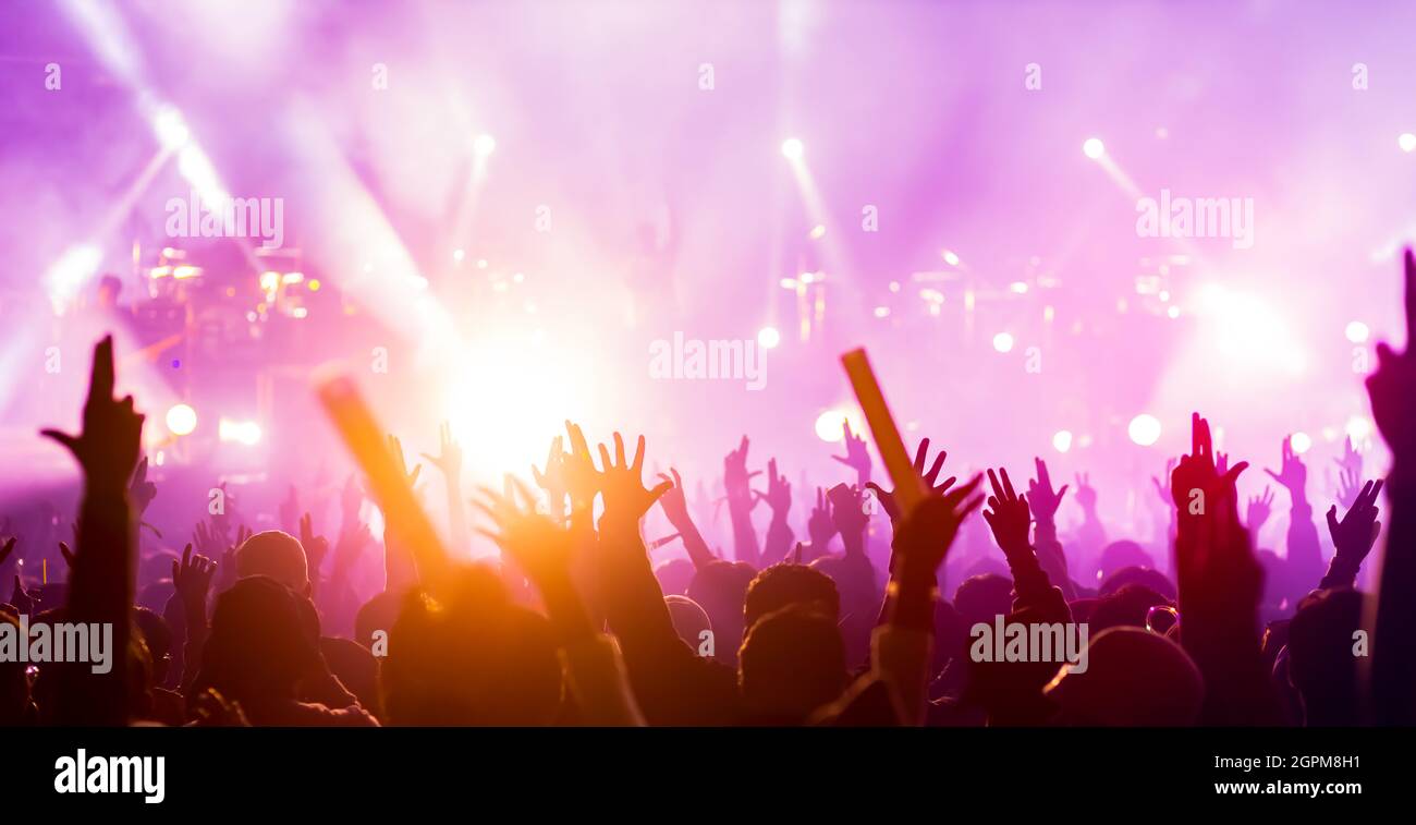 Crowd hands heads hi-res stock photography and images - Alamy