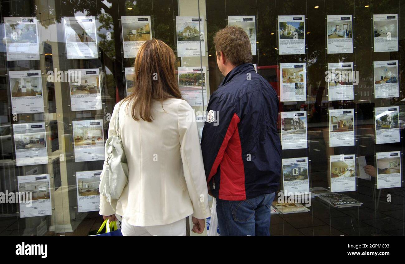 File photo dated 02/09/08 of a couple standing outside an estate agent's window. An estate agents' body is calling for a review of the 'outdated' levels at which home buyers start paying stamp duty as a tax break ends. Issue date: Thursday September 30, 2021. Stock Photo